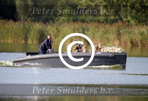 Amstelveen 15 september 2014
Patty Brard en Antoine van de Vijver trouwen bij restaurant aan de Poel in Amstelveen. Ze kwamen er met een boot aanvaren.