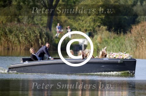 Amstelveen 15 september 2014
Patty Brard en Antoine van de Vijver trouwen bij restaurant aan de Poel in Amstelveen. Ze kwamen er met een boot aanvaren.