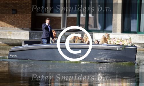 Amstelveen 15 september 2014
Patty Brard en Antoine van de Vijver trouwen bij restaurant aan de Poel in Amstelveen. Ze kwamen er met een boot aanvaren.