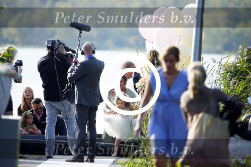 Amstelveen 15 september 2014
Patty Brard en Antoine van de Vijver trouwen bij restaurant aan de Poel in Amstelveen. Ze kwamen er met een boot aanvaren.
