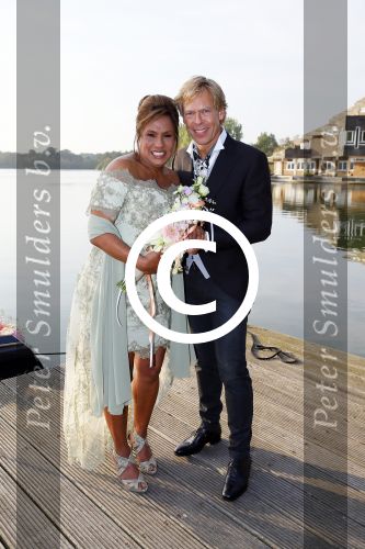 Amstelveen 15 september 2014
Patty Brard en Antoine van de Vijver trouwen bij restaurant aan de Poel in Amstelveen. Ze kwamen er met een boot aanvaren.