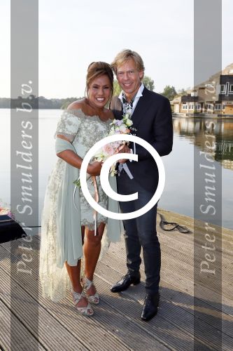 Amstelveen 15 september 2014
Patty Brard en Antoine van de Vijver trouwen bij restaurant aan de Poel in Amstelveen. Ze kwamen er met een boot aanvaren.