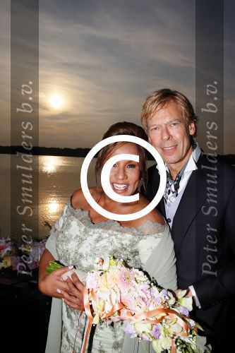 Amstelveen 15 september 2014
Patty Brard en Antoine van de Vijver trouwen bij restaurant aan de Poel in Amstelveen. Ze kwamen er met een boot aanvaren.