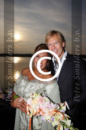 Amstelveen 15 september 2014
Patty Brard en Antoine van de Vijver trouwen bij restaurant aan de Poel in Amstelveen. Ze kwamen er met een boot aanvaren.