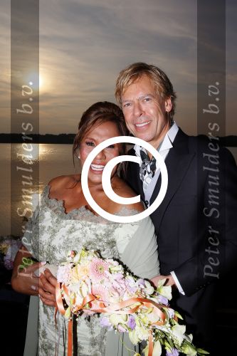 Amstelveen 15 september 2014
Patty Brard en Antoine van de Vijver trouwen bij restaurant aan de Poel in Amstelveen. Ze kwamen er met een boot aanvaren.