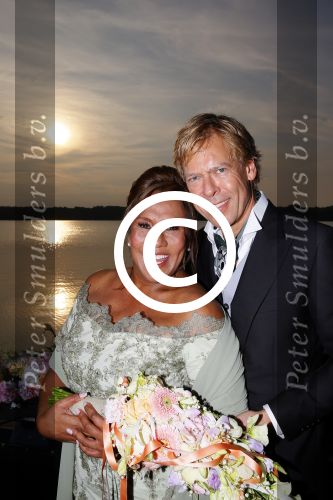 Amstelveen 15 september 2014
Patty Brard en Antoine van de Vijver trouwen bij restaurant aan de Poel in Amstelveen. Ze kwamen er met een boot aanvaren.