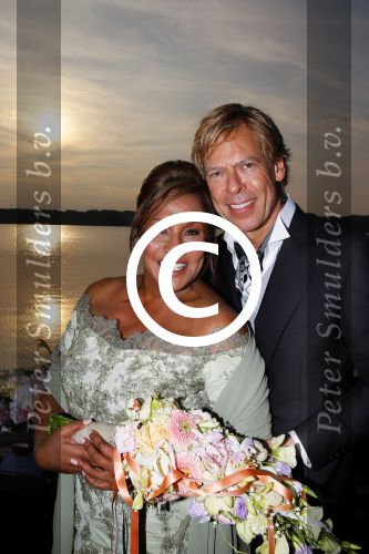 Amstelveen 15 september 2014
Patty Brard en Antoine van de Vijver trouwen bij restaurant aan de Poel in Amstelveen. Ze kwamen er met een boot aanvaren.
