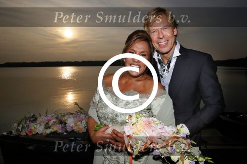 Amstelveen 15 september 2014
Patty Brard en Antoine van de Vijver trouwen bij restaurant aan de Poel in Amstelveen. Ze kwamen er met een boot aanvaren.