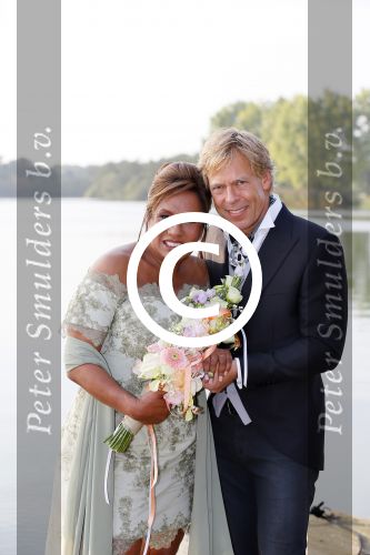 Amstelveen 15 september 2014
Patty Brard en Antoine van de Vijver trouwen bij restaurant aan de Poel in Amstelveen. Ze kwamen er met een boot aanvaren.