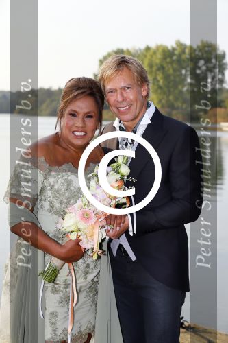 Amstelveen 15 september 2014
Patty Brard en Antoine van de Vijver trouwen bij restaurant aan de Poel in Amstelveen. Ze kwamen er met een boot aanvaren.
