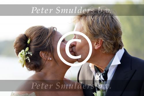 Amstelveen 15 september 2014
Patty Brard en Antoine van de Vijver trouwen bij restaurant aan de Poel in Amstelveen. Ze kwamen er met een boot aanvaren.