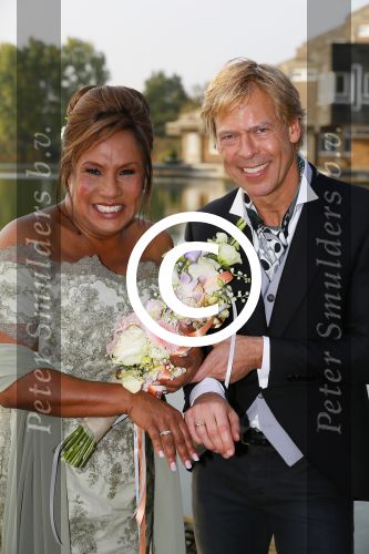 Amstelveen 15 september 2014
Patty Brard en Antoine van de Vijver trouwen bij restaurant aan de Poel in Amstelveen. Ze kwamen er met een boot aanvaren.