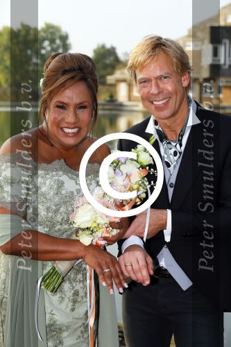 Amstelveen 15 september 2014
Patty Brard en Antoine van de Vijver trouwen bij restaurant aan de Poel in Amstelveen. Ze kwamen er met een boot aanvaren.