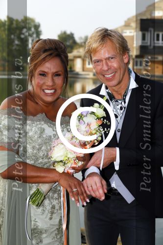 Amstelveen 15 september 2014
Patty Brard en Antoine van de Vijver trouwen bij restaurant aan de Poel in Amstelveen. Ze kwamen er met een boot aanvaren.