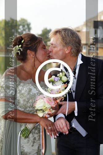 Amstelveen 15 september 2014
Patty Brard en Antoine van de Vijver trouwen bij restaurant aan de Poel in Amstelveen. Ze kwamen er met een boot aanvaren.