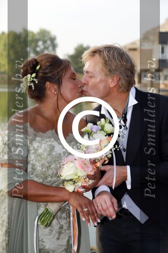 Amstelveen 15 september 2014
Patty Brard en Antoine van de Vijver trouwen bij restaurant aan de Poel in Amstelveen. Ze kwamen er met een boot aanvaren.