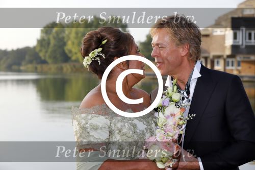 Amstelveen 15 september 2014
Patty Brard en Antoine van de Vijver trouwen bij restaurant aan de Poel in Amstelveen. Ze kwamen er met een boot aanvaren.