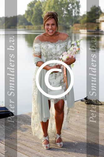 Amstelveen 15 september 2014
Patty Brard en Antoine van de Vijver trouwen bij restaurant aan de Poel in Amstelveen. Ze kwamen er met een boot aanvaren.