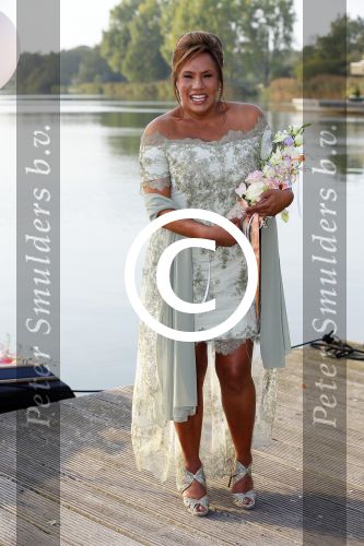 Amstelveen 15 september 2014
Patty Brard en Antoine van de Vijver trouwen bij restaurant aan de Poel in Amstelveen. Ze kwamen er met een boot aanvaren.