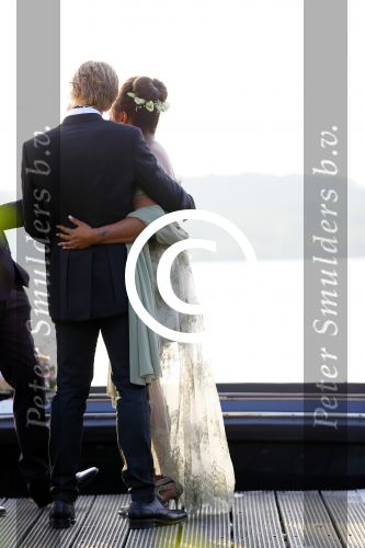 Amstelveen 15 september 2014
Patty Brard en Antoine van de Vijver trouwen bij restaurant aan de Poel in Amstelveen. Ze kwamen er met een boot aanvaren.