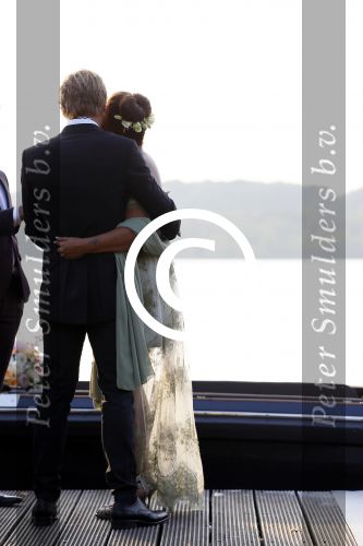 Amstelveen 15 september 2014
Patty Brard en Antoine van de Vijver trouwen bij restaurant aan de Poel in Amstelveen. Ze kwamen er met een boot aanvaren.