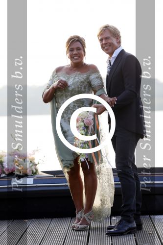 Amstelveen 15 september 2014
Patty Brard en Antoine van de Vijver trouwen bij restaurant aan de Poel in Amstelveen. Ze kwamen er met een boot aanvaren.
