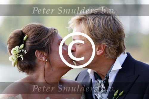 Amstelveen 15 september 2014
Patty Brard en Antoine van de Vijver trouwen bij restaurant aan de Poel in Amstelveen. Ze kwamen er met een boot aanvaren.