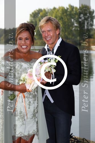 Amstelveen 15 september 2014
Patty Brard en Antoine van de Vijver trouwen bij restaurant aan de Poel in Amstelveen. Ze kwamen er met een boot aanvaren.