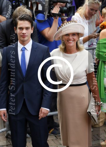 Den Haag 16 september 2014
Prinsjesdag met oa Koning Willem Alexander Koningin Maxima prinses Laurentien en prins Constantijn. Gouden Koets op het binnenhof. Pia Dijkstra met zoon