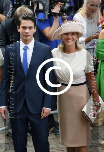 Den Haag 16 september 2014
Prinsjesdag met oa Koning Willem Alexander Koningin Maxima prinses Laurentien en prins Constantijn. Gouden Koets op het binnenhof. Pia Dijkstra met zoon