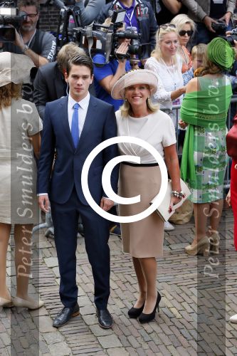 Den Haag 16 september 2014
Prinsjesdag met oa Koning Willem Alexander Koningin Maxima prinses Laurentien en prins Constantijn. Gouden Koets op het binnenhof. Pia Dijkstra met zoon