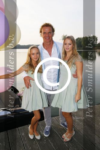 Amstelveen 15 september 2014
Patty Brard en Antoine van de Vijver trouwen bij restaurant aan de Poel in Amstelveen. Ze kwamen er met een boot aanvaren.