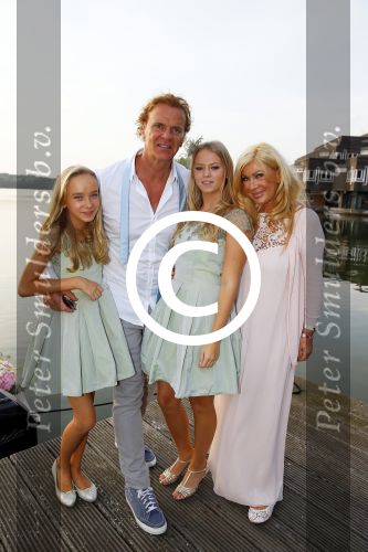 Amstelveen 15 september 2014
Patty Brard en Antoine van de Vijver trouwen bij restaurant aan de Poel in Amstelveen. Ze kwamen er met een boot aanvaren.