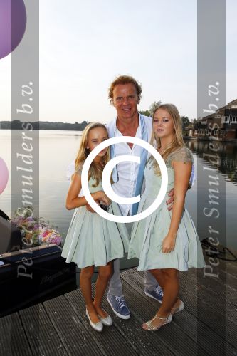Amstelveen 15 september 2014
Patty Brard en Antoine van de Vijver trouwen bij restaurant aan de Poel in Amstelveen. Ze kwamen er met een boot aanvaren.
