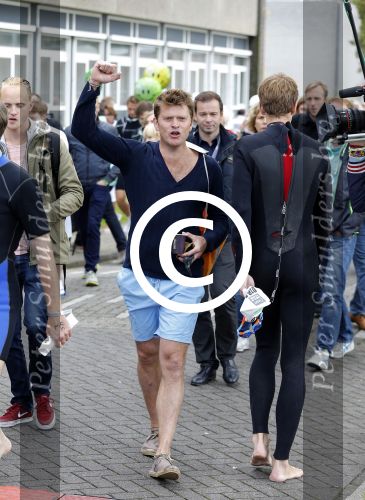 Amsterdam 6 september 2015
ALS Amsterdam City Swim in de grachten van Amsterdam met veel bekende nederlanders.
Beau v Erven Dorens wordt bij finish opgewacht door zijn vrouw Selly en hun 4 zoons