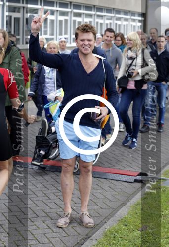 Amsterdam 6 september 2015
ALS Amsterdam City Swim in de grachten van Amsterdam met veel bekende nederlanders.
Beau v Erven Dorens wordt bij finish opgewacht door zijn vrouw Selly en hun 4 zoons
