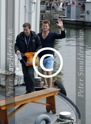 Amsterdam 6 september 2015
ALS Amsterdam City Swim in de grachten van Amsterdam met veel bekende nederlanders.
Beau v Erven Dorens wordt bij finish opgewacht door zijn vrouw Selly en hun 4 zoons