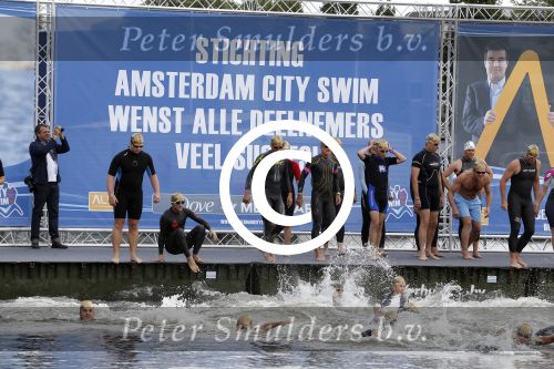 Amsterdam 6 september 2015
ALS Amsterdam City Swim in de grachten van Amsterdam met veel bekende nederlanders.
Beau v Erven Dorens wordt bij finish opgewacht door zijn vrouw Selly en hun 4 zoons