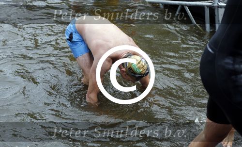 Amsterdam 6 september 2015
ALS Amsterdam City Swim in de grachten van Amsterdam met veel bekende nederlanders.
Beau v Erven Dorens wordt bij finish opgewacht door zijn vrouw Selly en hun 4 zoons