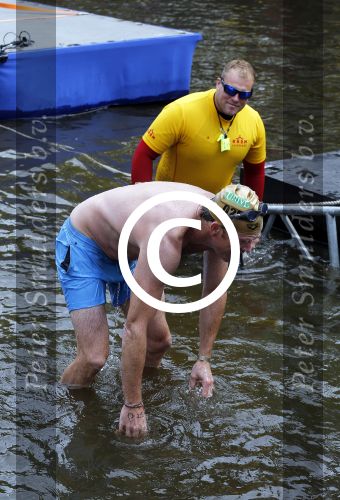 Amsterdam 6 september 2015
ALS Amsterdam City Swim in de grachten van Amsterdam met veel bekende nederlanders.
Beau v Erven Dorens wordt bij finish opgewacht door zijn vrouw Selly en hun 4 zoons