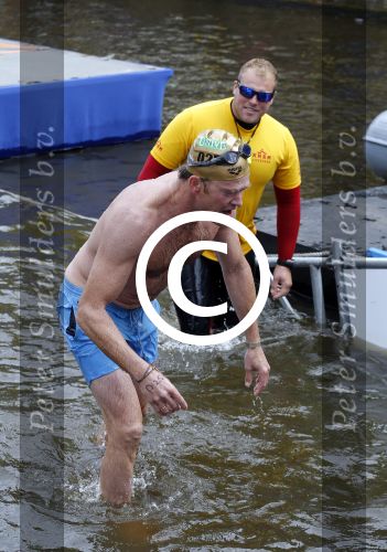 Amsterdam 6 september 2015
ALS Amsterdam City Swim in de grachten van Amsterdam met veel bekende nederlanders.
Beau v Erven Dorens wordt bij finish opgewacht door zijn vrouw Selly en hun 4 zoons