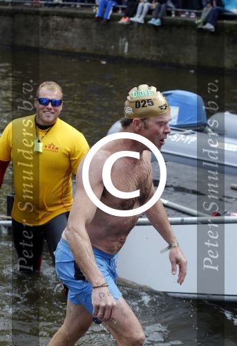 Amsterdam 6 september 2015
ALS Amsterdam City Swim in de grachten van Amsterdam met veel bekende nederlanders.
Beau v Erven Dorens wordt bij finish opgewacht door zijn vrouw Selly en hun 4 zoons