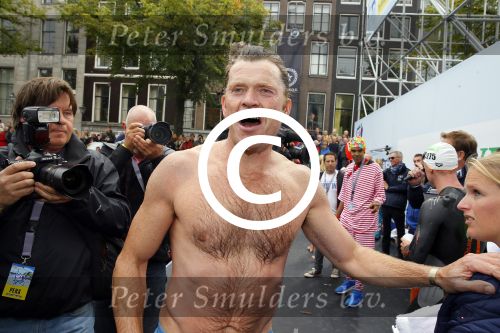 Amsterdam 6 september 2015
ALS Amsterdam City Swim in de grachten van Amsterdam met veel bekende nederlanders.
Beau v Erven Dorens wordt bij finish opgewacht door zijn vrouw Selly en hun 4 zoons
