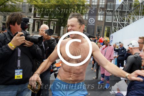 Amsterdam 6 september 2015
ALS Amsterdam City Swim in de grachten van Amsterdam met veel bekende nederlanders.
Beau v Erven Dorens wordt bij finish opgewacht door zijn vrouw Selly en hun 4 zoons