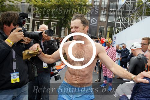 Amsterdam 6 september 2015
ALS Amsterdam City Swim in de grachten van Amsterdam met veel bekende nederlanders.
Beau v Erven Dorens wordt bij finish opgewacht door zijn vrouw Selly en hun 4 zoons