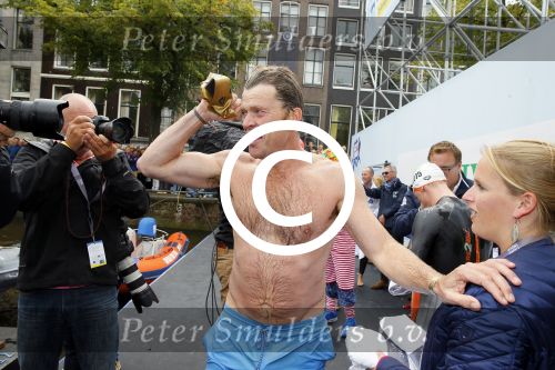 Amsterdam 6 september 2015
ALS Amsterdam City Swim in de grachten van Amsterdam met veel bekende nederlanders.
Beau v Erven Dorens wordt bij finish opgewacht door zijn vrouw Selly en hun 4 zoons