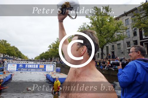 Amsterdam 6 september 2015
ALS Amsterdam City Swim in de grachten van Amsterdam met veel bekende nederlanders.
Beau v Erven Dorens wordt bij finish opgewacht door zijn vrouw Selly en hun 4 zoons