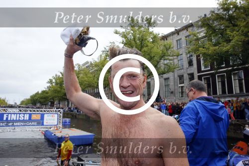 Amsterdam 6 september 2015
ALS Amsterdam City Swim in de grachten van Amsterdam met veel bekende nederlanders.
Beau v Erven Dorens wordt bij finish opgewacht door zijn vrouw Selly en hun 4 zoons