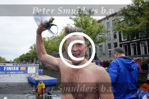 Amsterdam 6 september 2015
ALS Amsterdam City Swim in de grachten van Amsterdam met veel bekende nederlanders.
Beau v Erven Dorens wordt bij finish opgewacht door zijn vrouw Selly en hun 4 zoons
