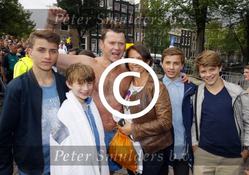 Amsterdam 6 september 2015
ALS Amsterdam City Swim in de grachten van Amsterdam met veel bekende nederlanders.
Beau v Erven Dorens wordt bij finish opgewacht door zijn vrouw Selly en hun 4 zoons
